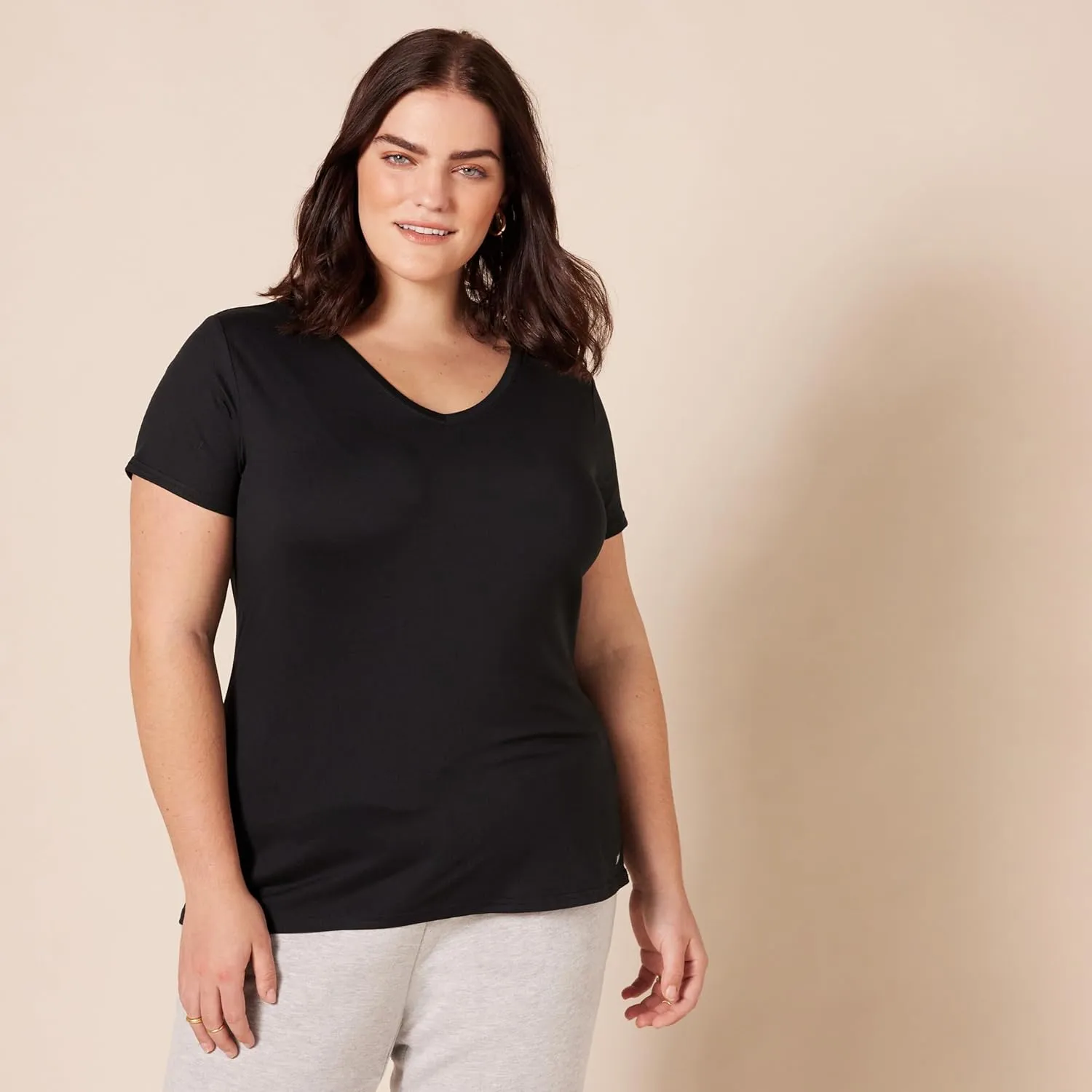 Amazon Essentials Women's Active Quick Dry Tech Stretch Short-Sleeve V-Neck T-Shirt (Available in Plus Size), Pack of 2