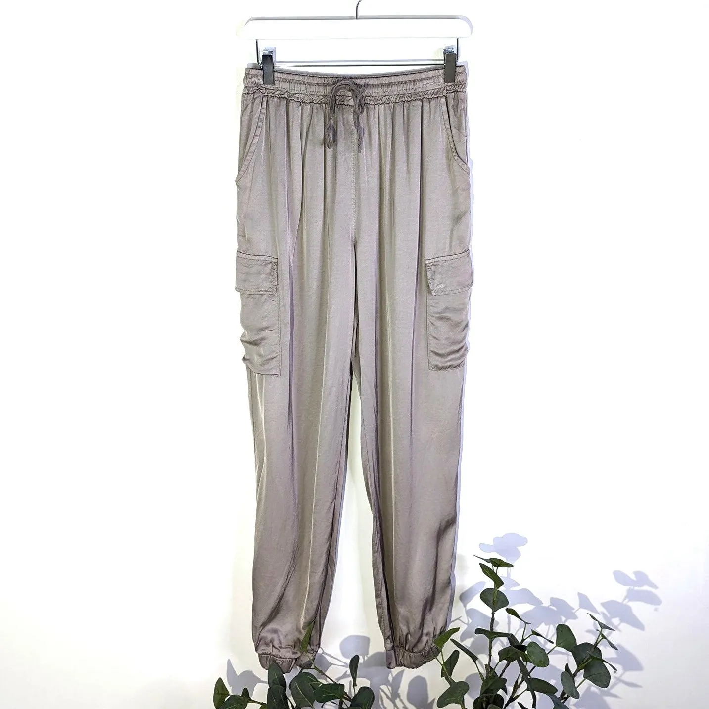 Satin feel viscose cargo pants with elasticated waist and pockets (S-M)