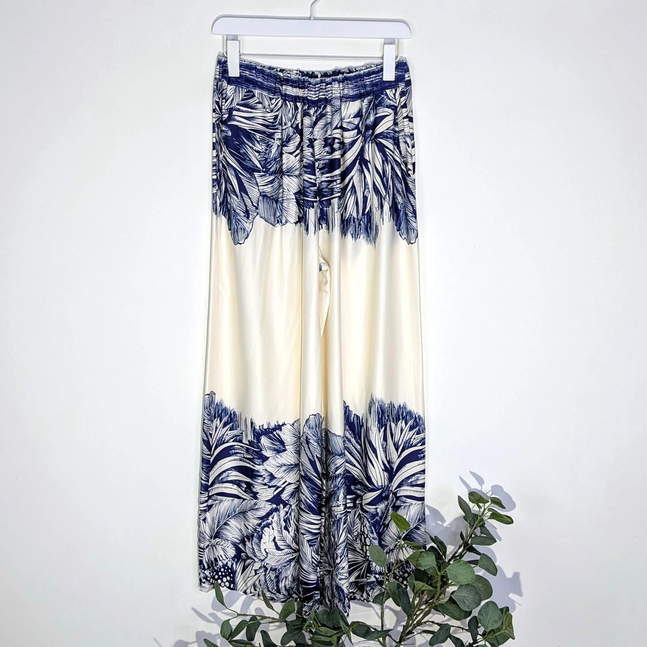 Straight leg rayon mix trousers with bold foliage print